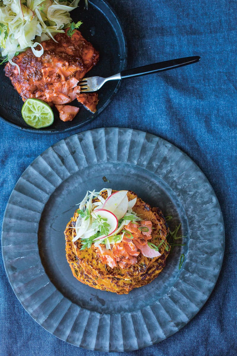 Torsdag: Søtpotetpannekaker med vårløk og «spicy» grillet laks